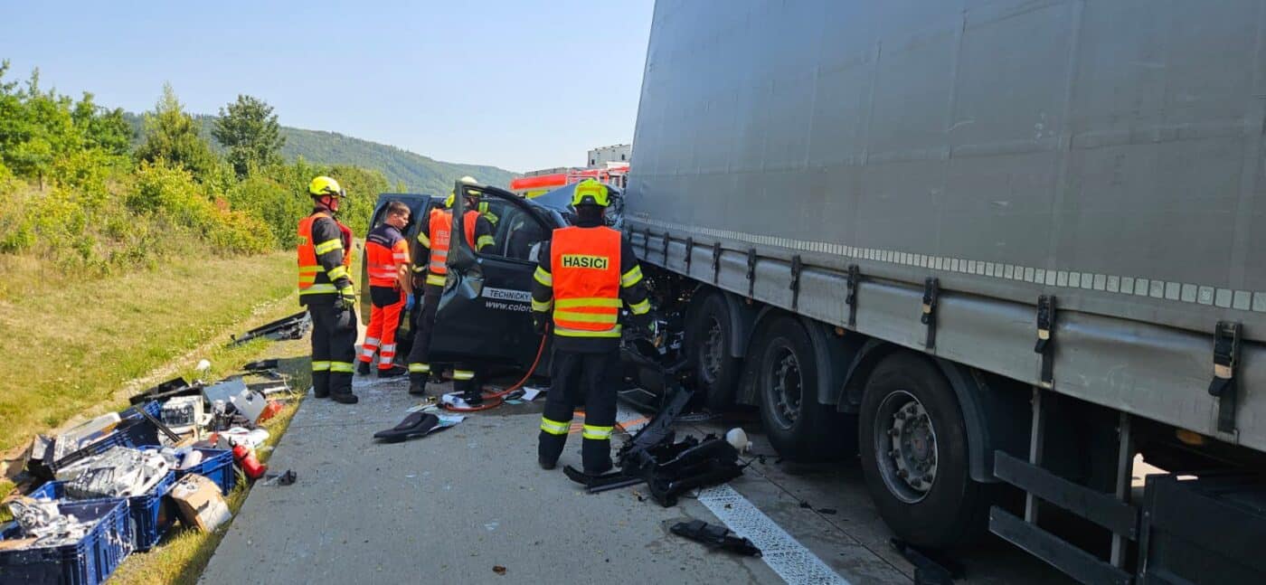 Nehoda dodávky a kamionu na D1 u Lipníku nad Bečvou.