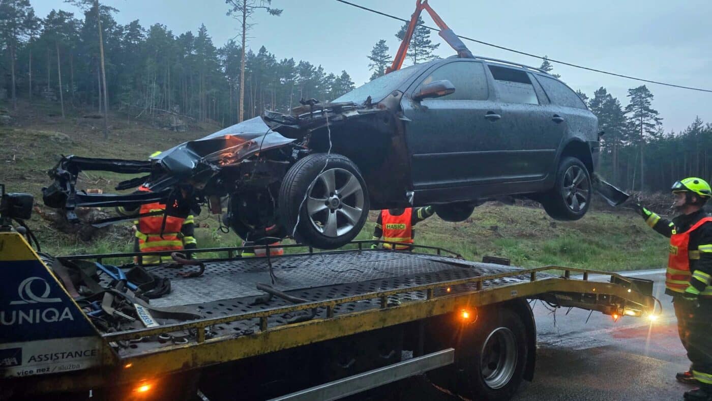 Vážná nehoda u Ralska. Foto: HZS