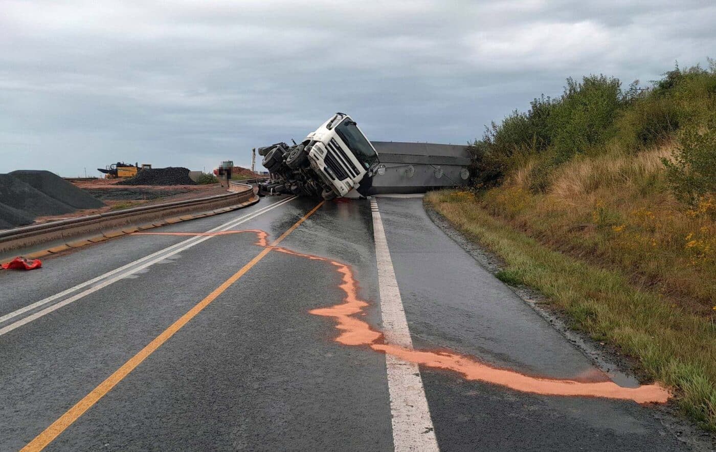 U Slaného se převrátil nákladní vůz.