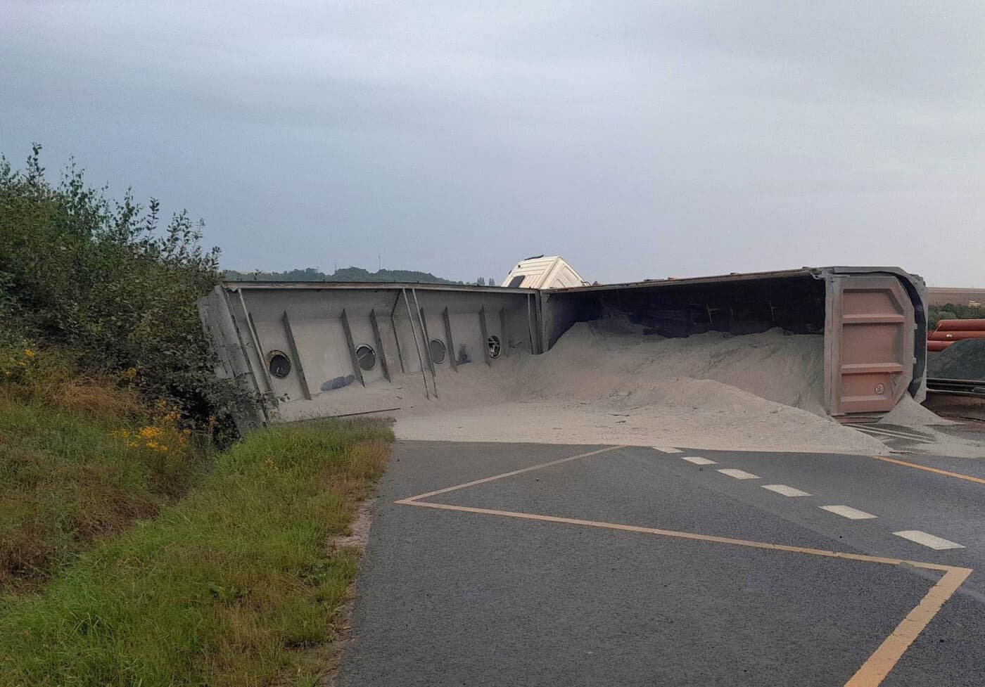 U Slaného se převrátil nákladní vůz.