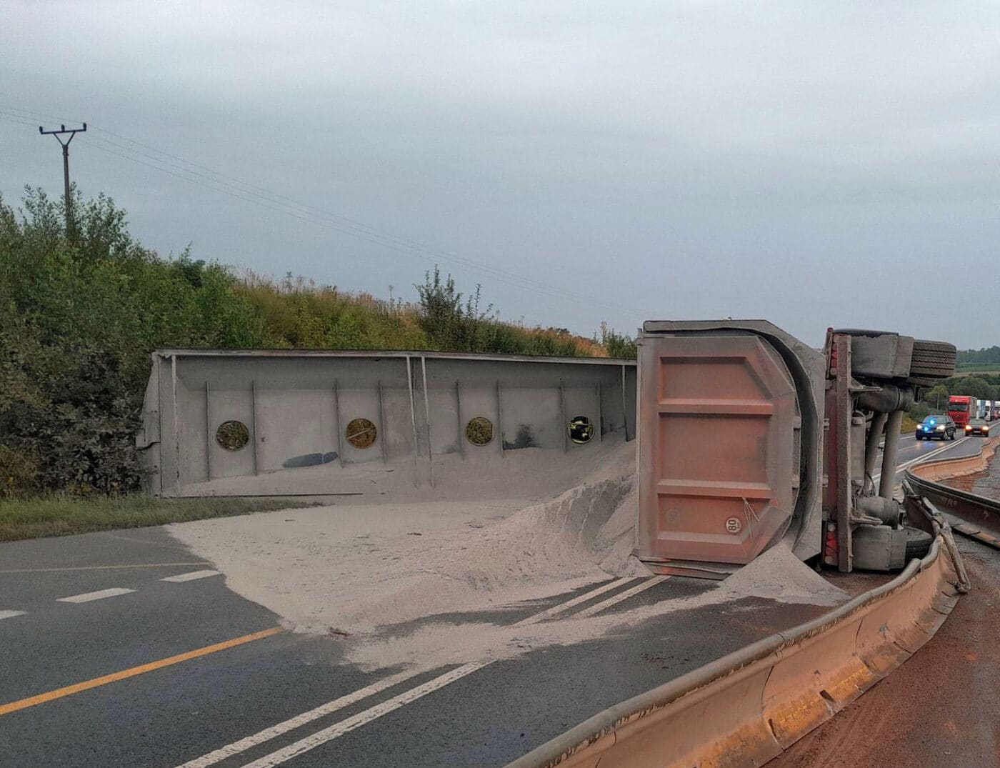 U Slaného se převrátil nákladní vůz.