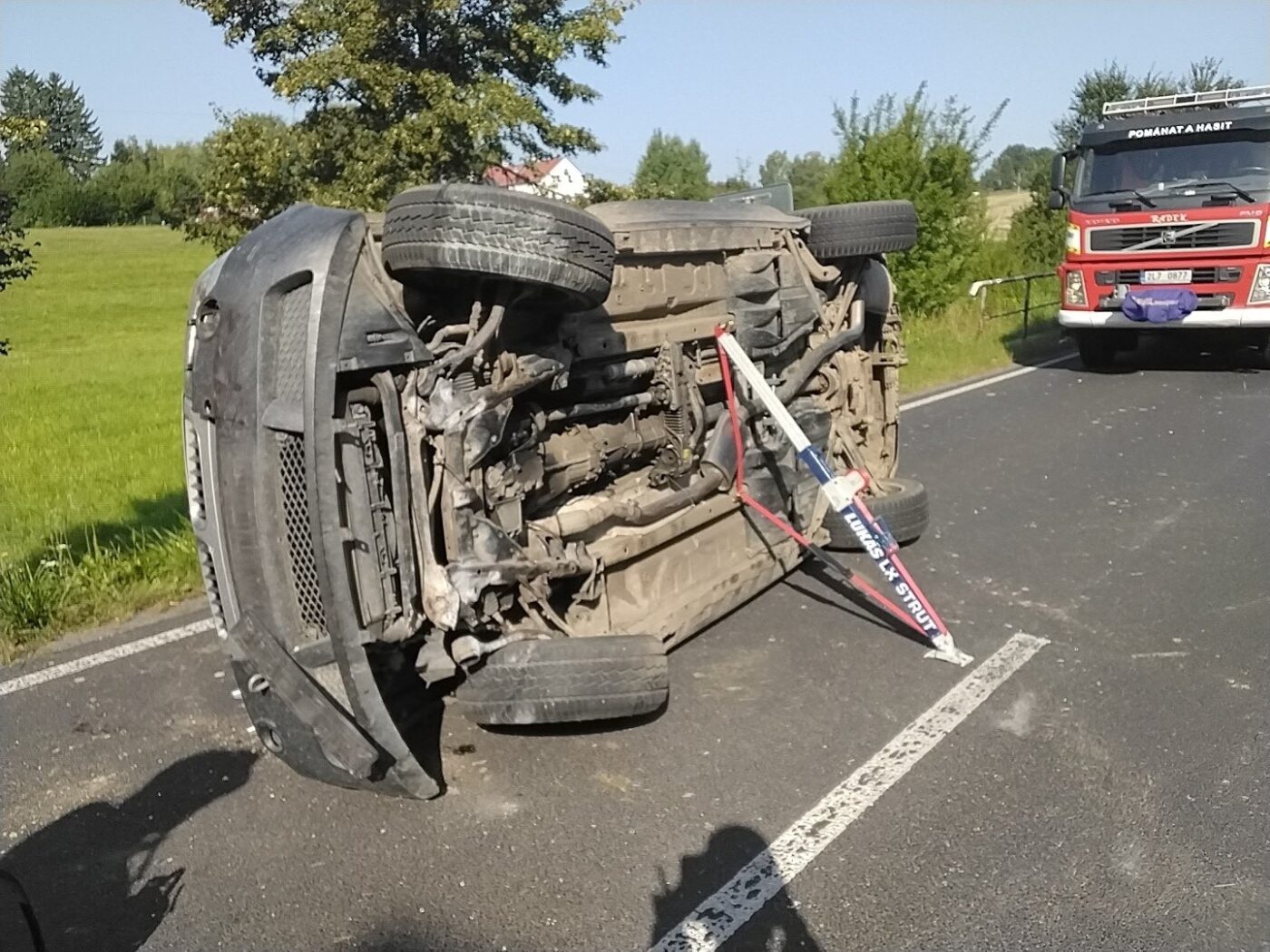 Nehoda auta s přívěsem ve Sloupu v Čechách. Foto: HZS