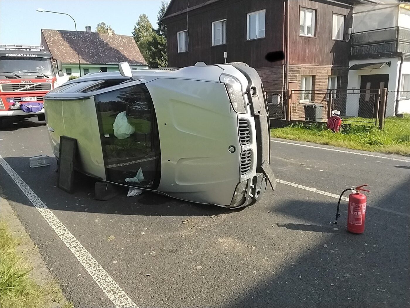 Nehoda auta s přívěsem ve Sloupu v Čechách. Foto: HZS