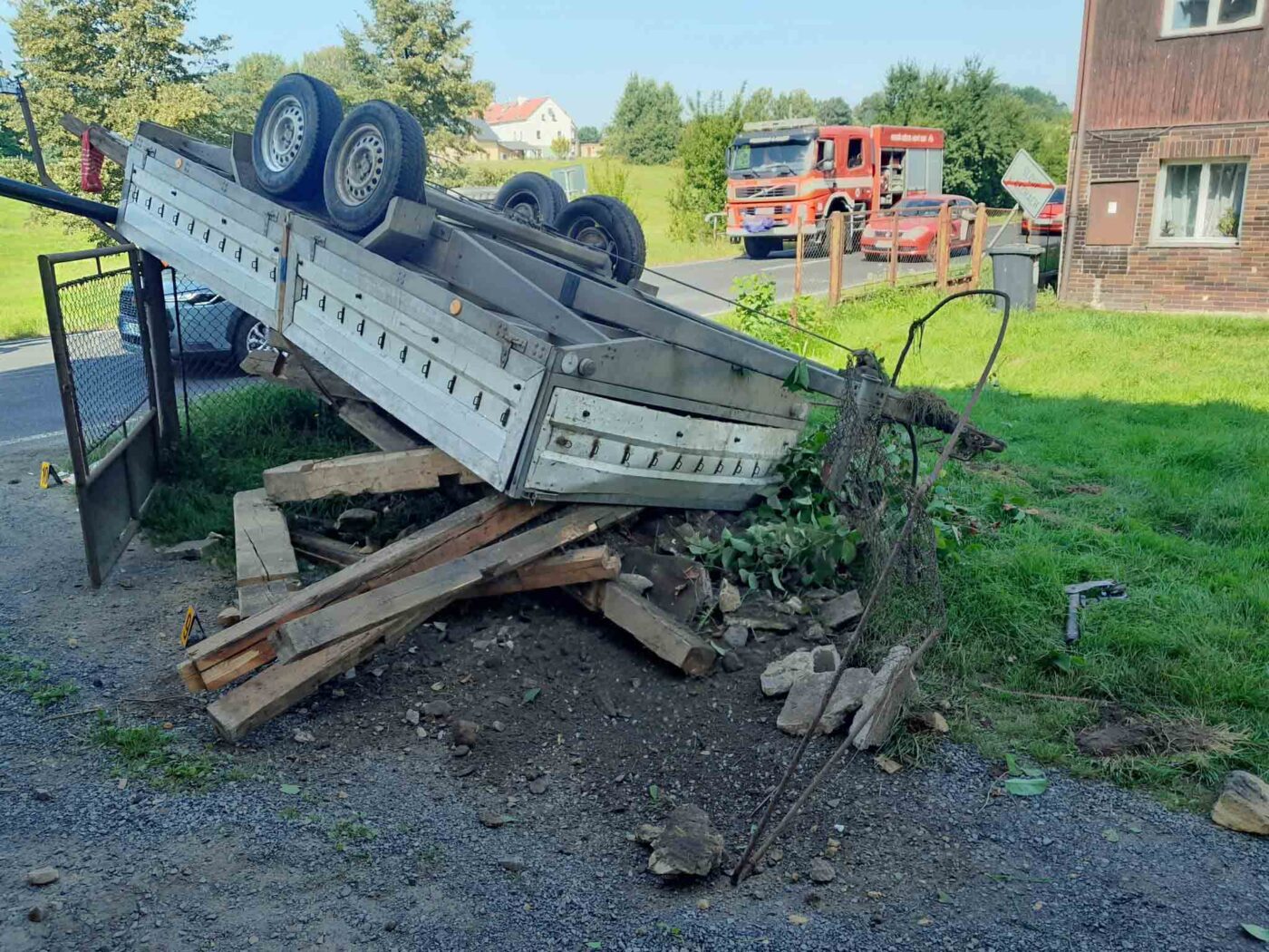 Nehoda auta s přívěsem ve Sloupu v Čechách. Foto: HZS