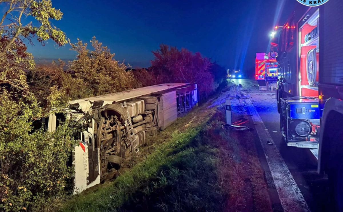 Tragická nehoda dodávky a kamionu u Úvalna. Foto: ZZS