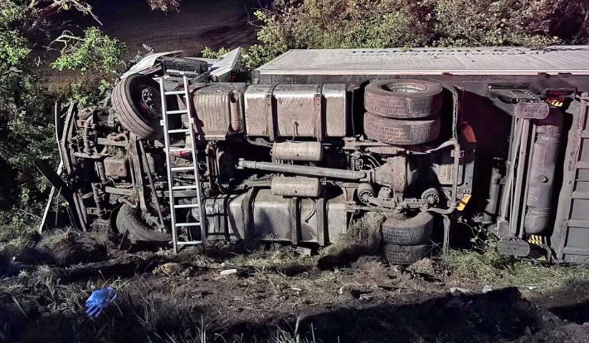 Tragická nehoda dodávky a kamionu u Úvalna. Foto: ZZS