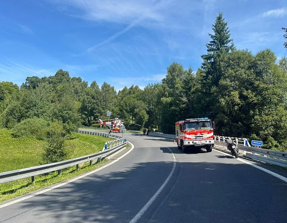 Vážná nehoda motorkáře na silnici od Železné rudy. Foto: Horská služba