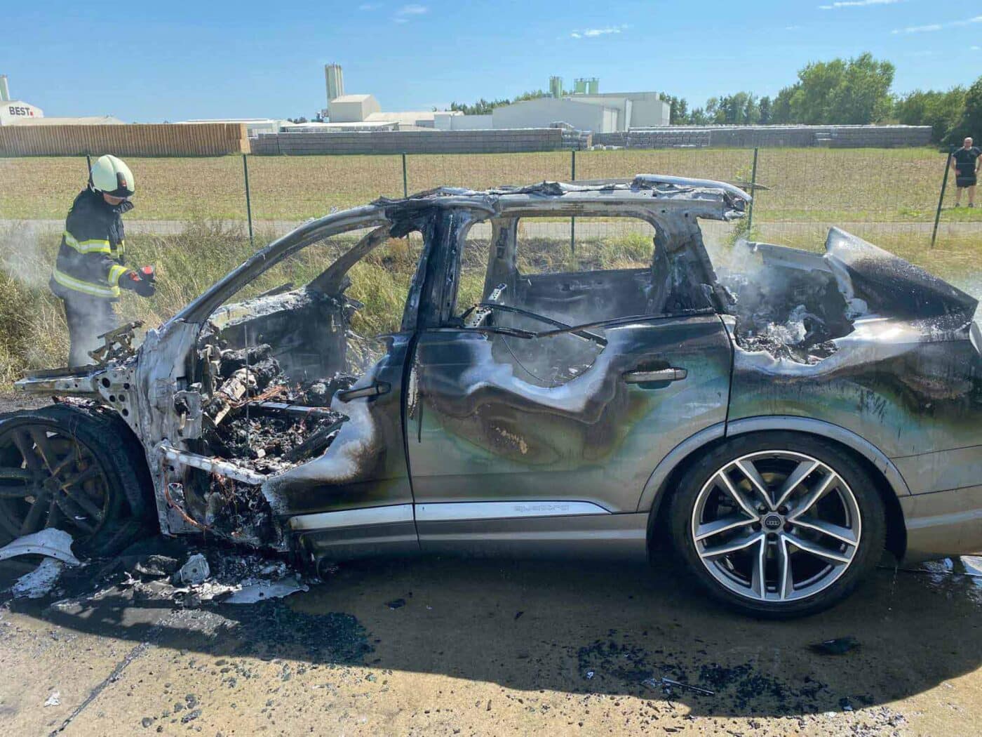 Zbyněk Passer přišel o svou Audi. Shořela na dálnici D11.