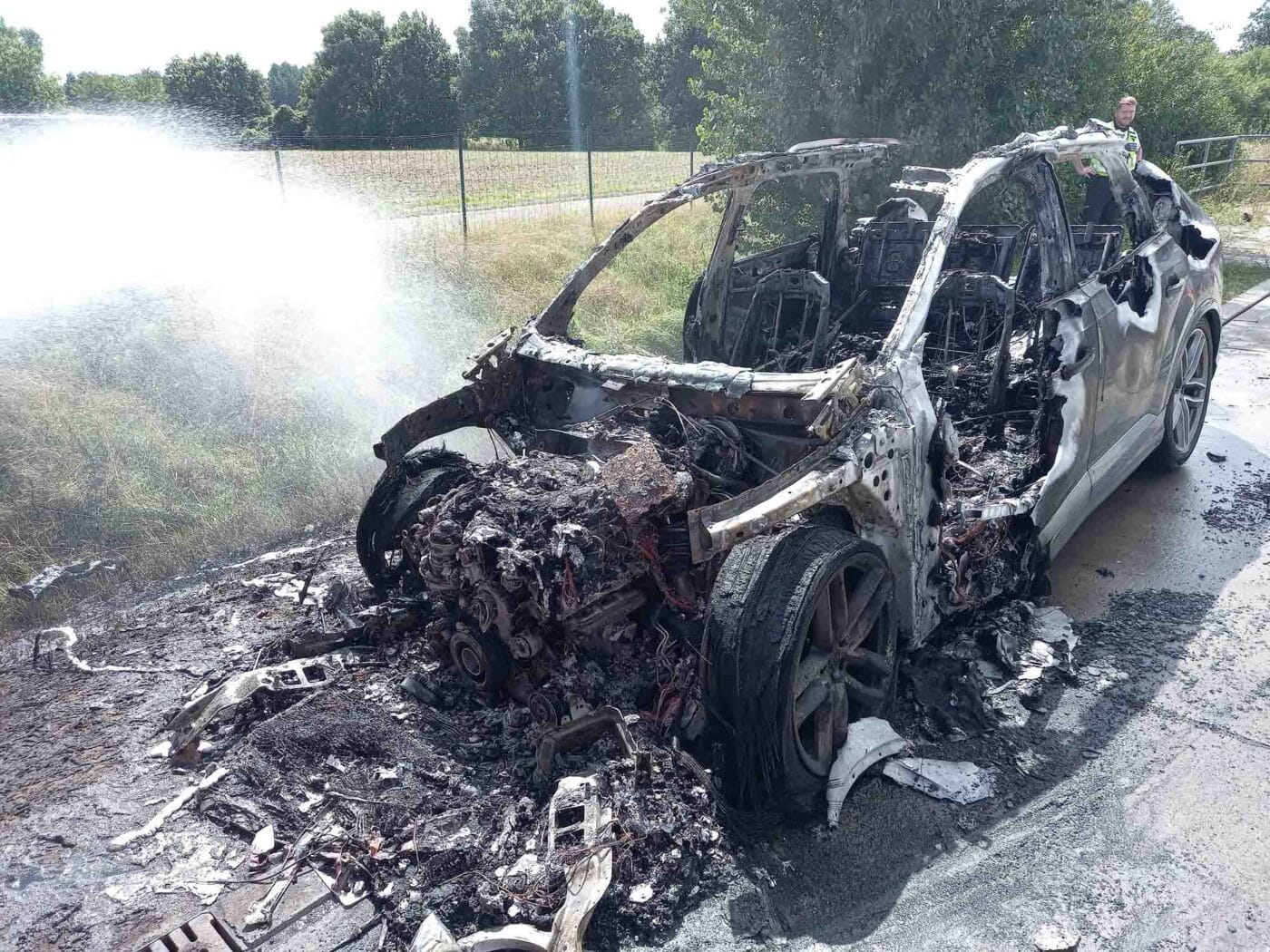 Požár Audi na dálnici D11. Foto: HZS