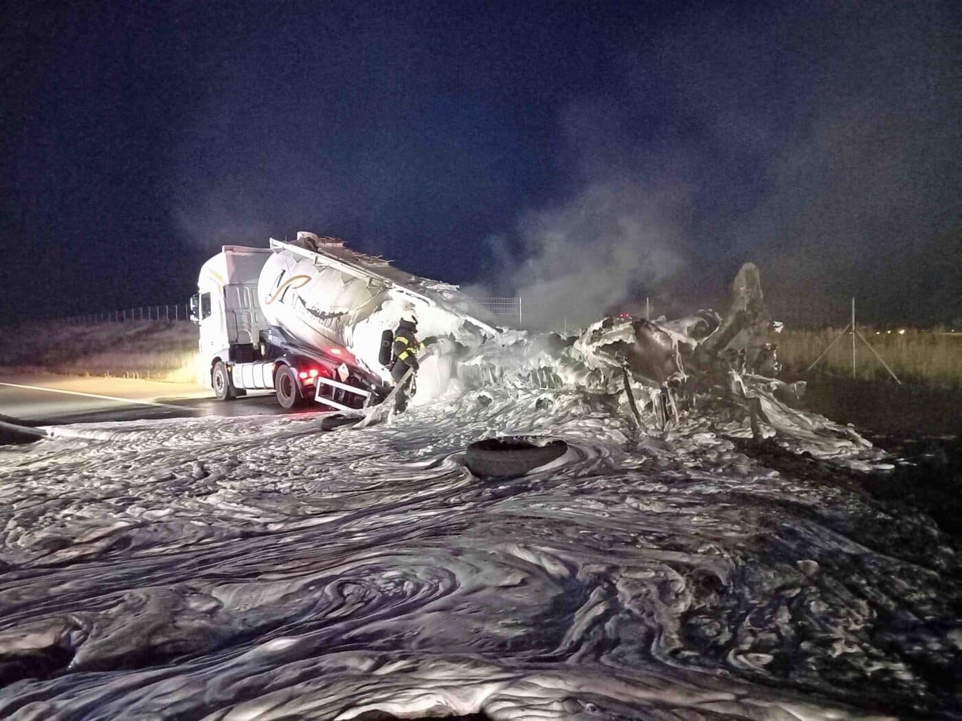 Požár cisterny na dálnici D11.