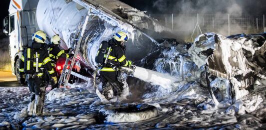 Požár cisterny na dálnici D11. Foto: HZS / Michal Fanta