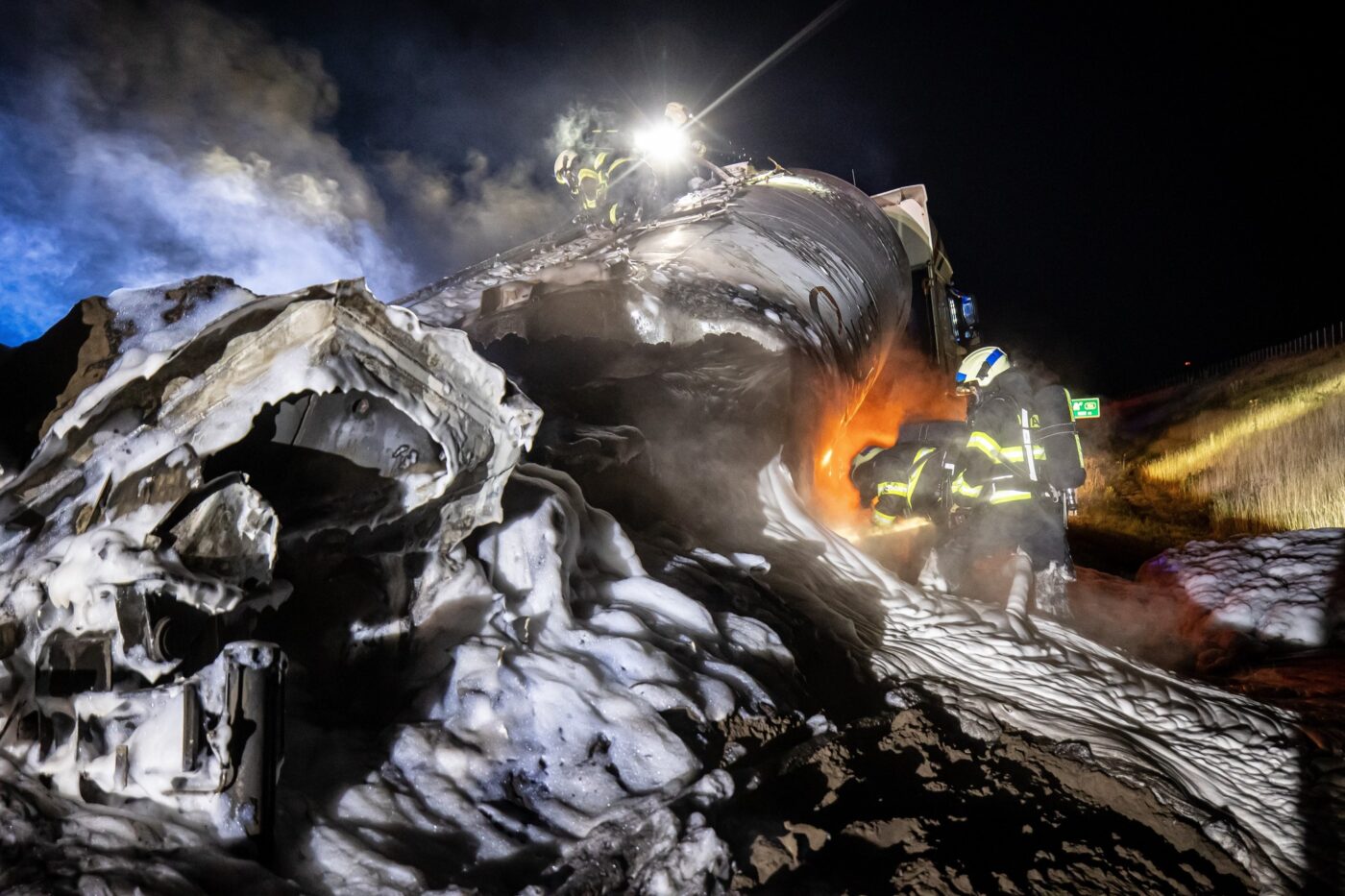 Požár cisterny na dálnici D11. Foto: HZS / Michal Fanta