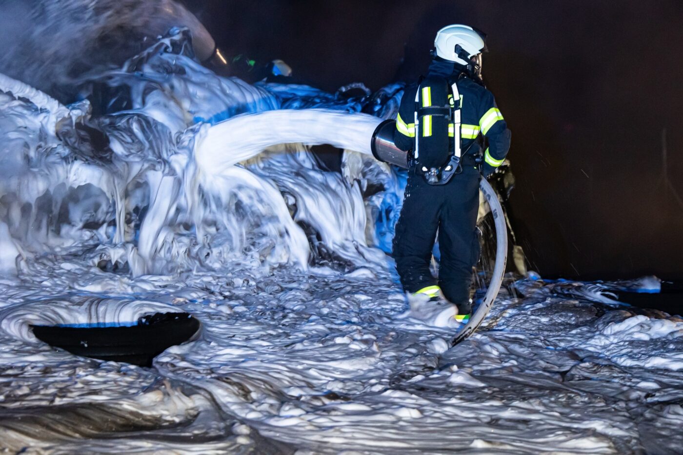 Požár cisterny na dálnici D11. Foto: HZS / Michal Fanta