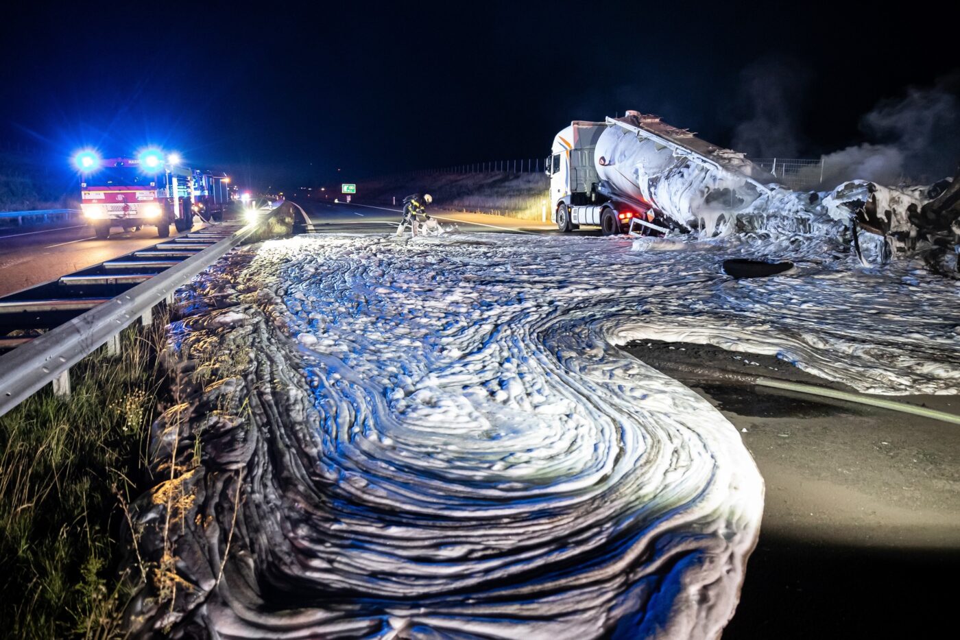 Požár cisterny na dálnici D11. Foto: HZS / Michal Fanta