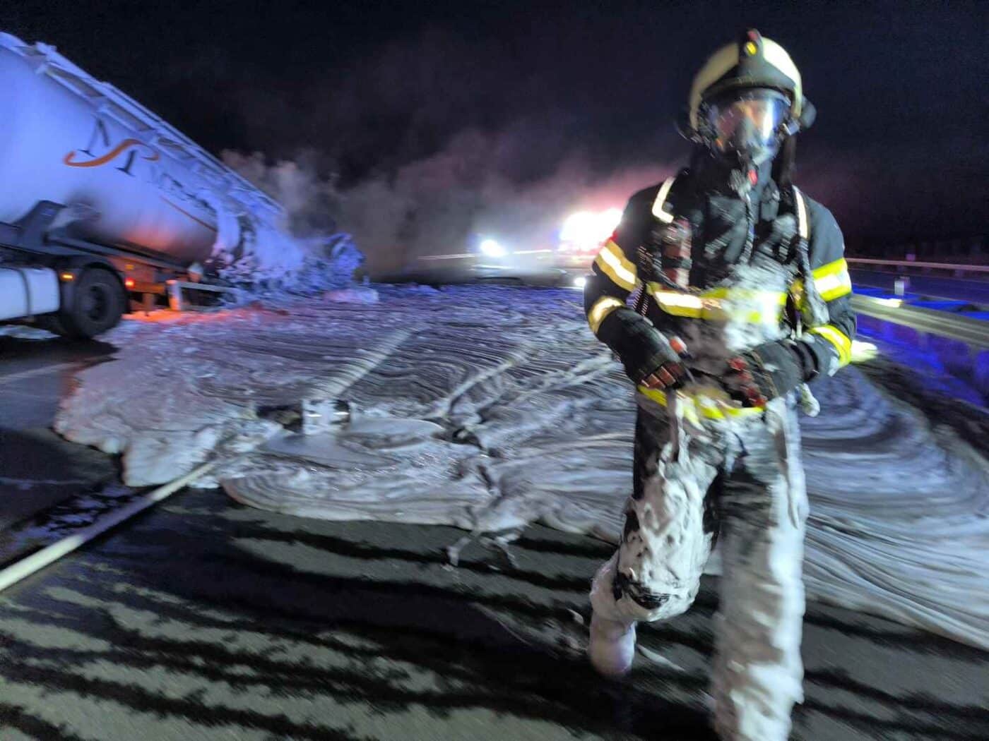 Požár cisterny na dálnici D11.