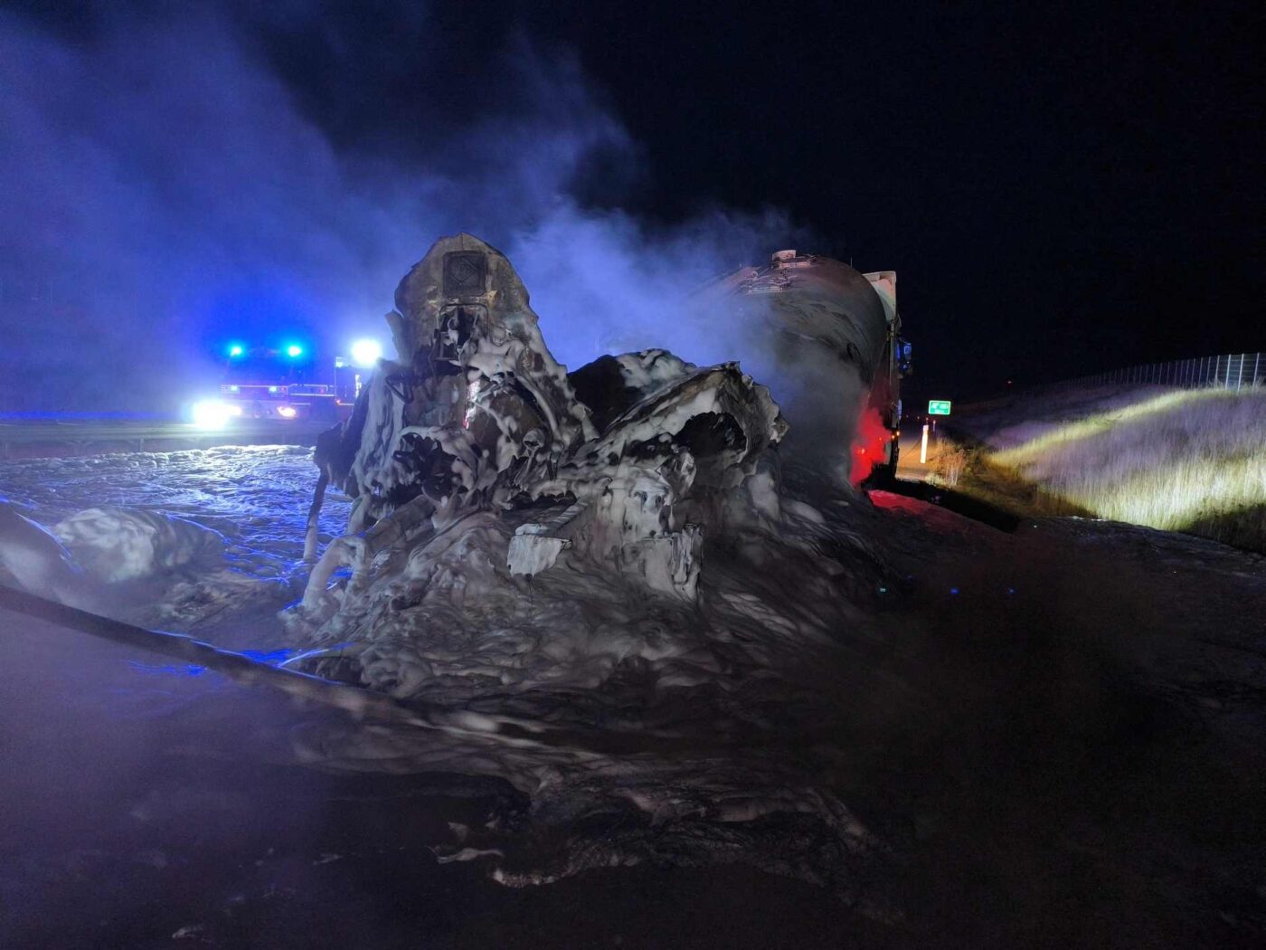 Požár cisterny na dálnici D11.
