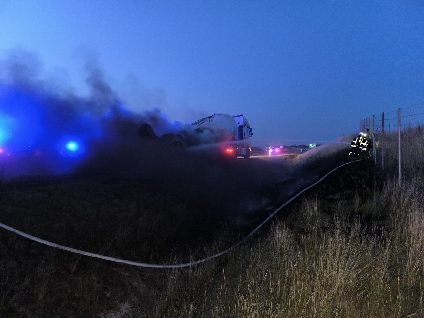 Požár cisterny na dálnici D11.