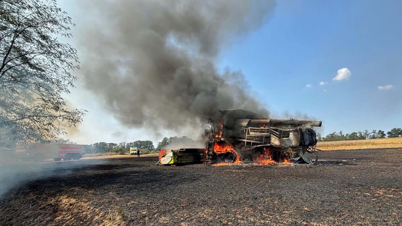 Požár kombajnu a pole u Mělníka. Foto: HZS