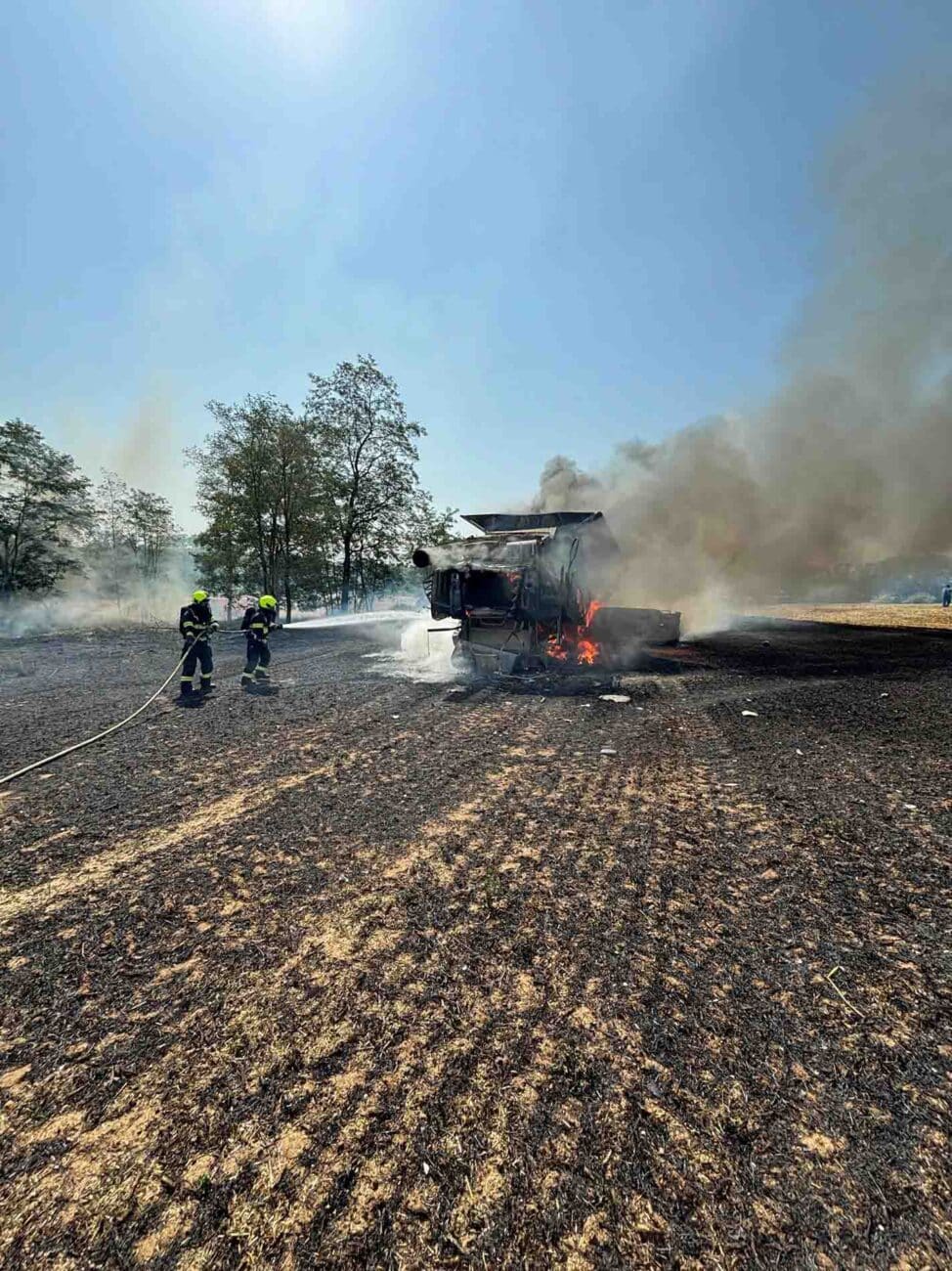 Požár kombajnu a pole u Mělníka. Foto: HZS