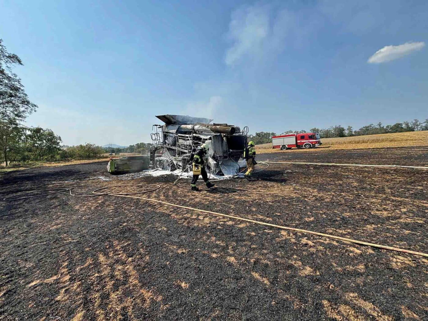 Požár kombajnu a pole u Mělníka. Foto: HZS