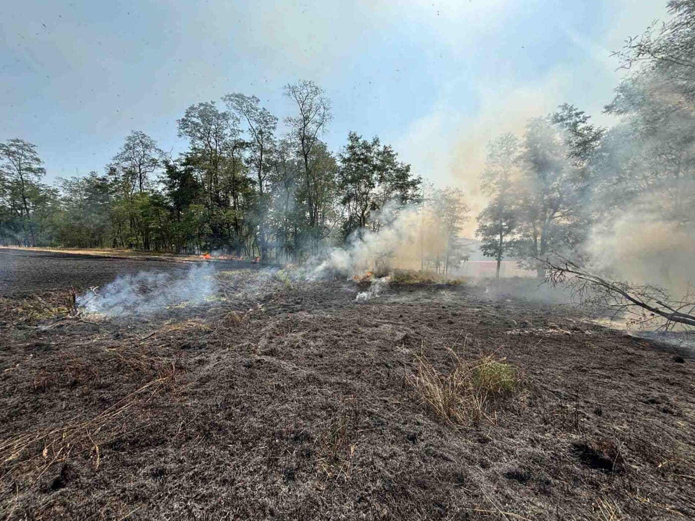 Požár kombajnu a pole u Mělníka. Foto: HZS