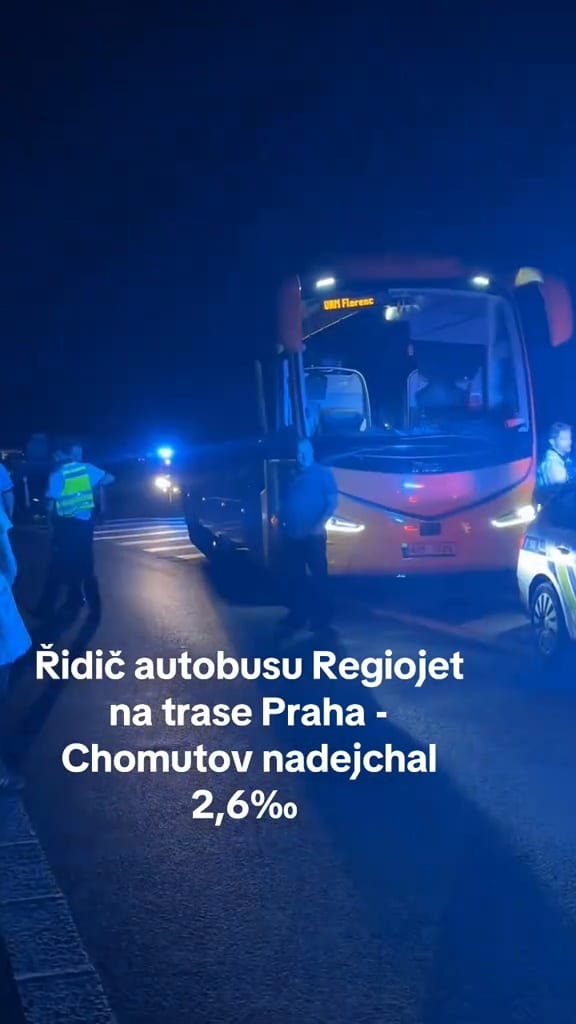 VIDEO: Autobus Regiojetu zastavila policie až na dálnici D7. Zdroj: TK/vitaa_slabihoud