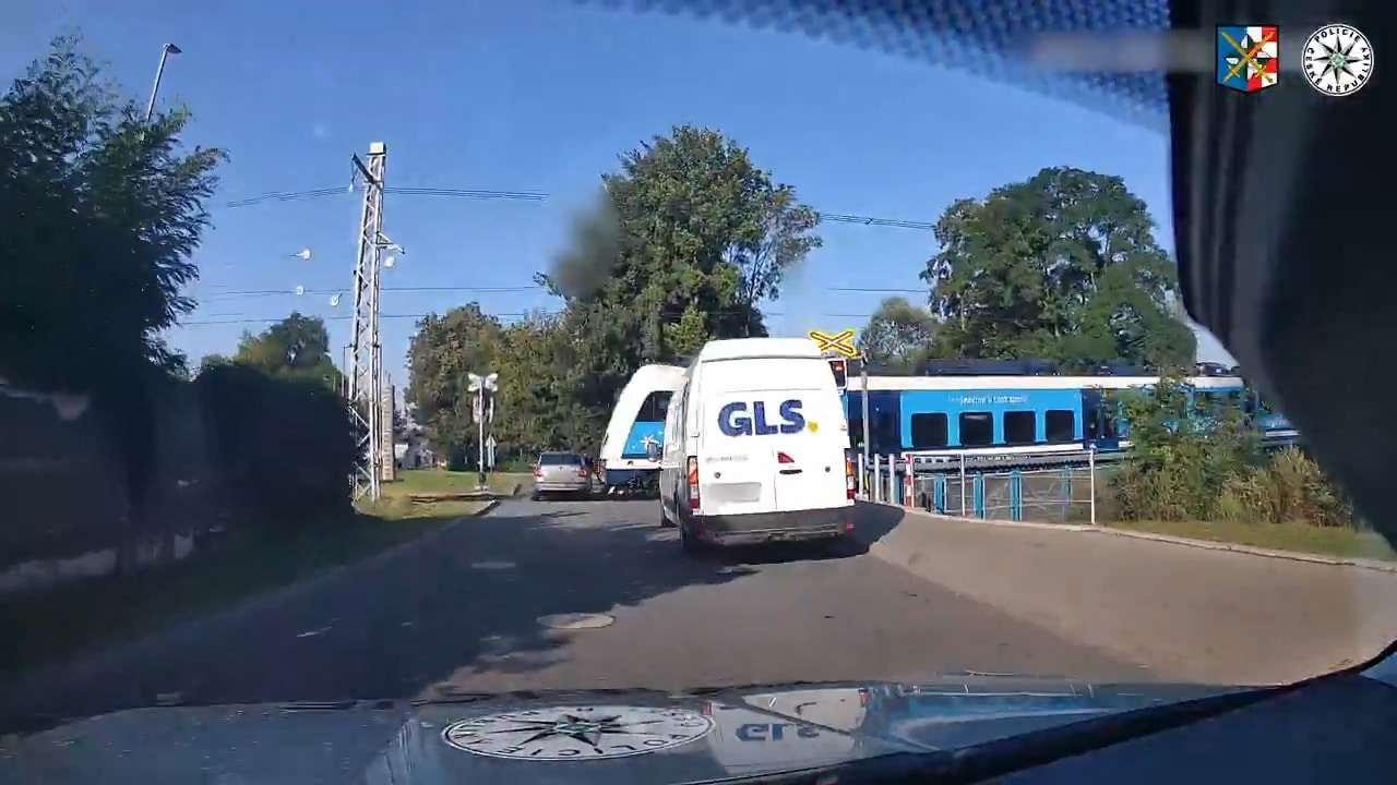 VIDEO: Policie pronásledovala řidiče, vjel před vlak.