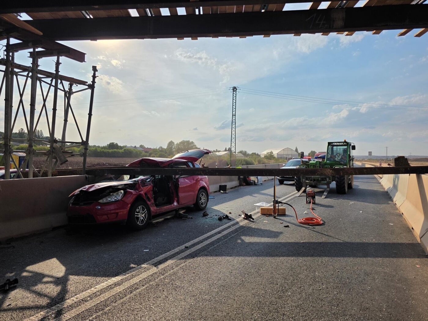 V Třebízi se na auto zřítila traverza z mostu. Foto: HZS