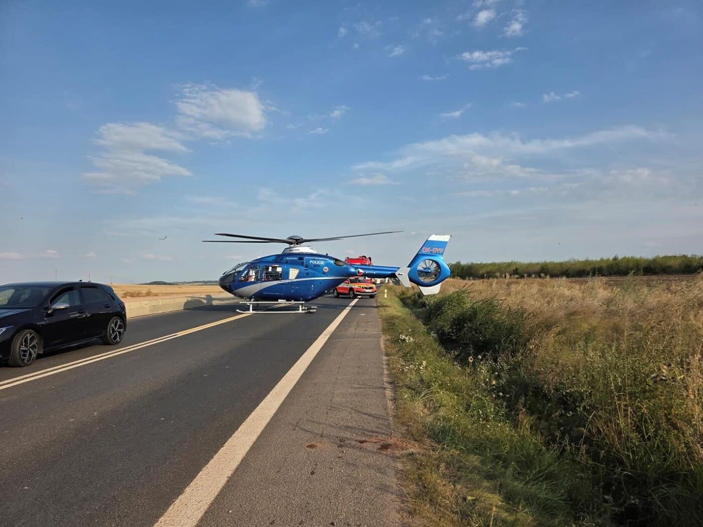 V Třebízi se na auto zřítila traverza z mostu. Foto: HZS