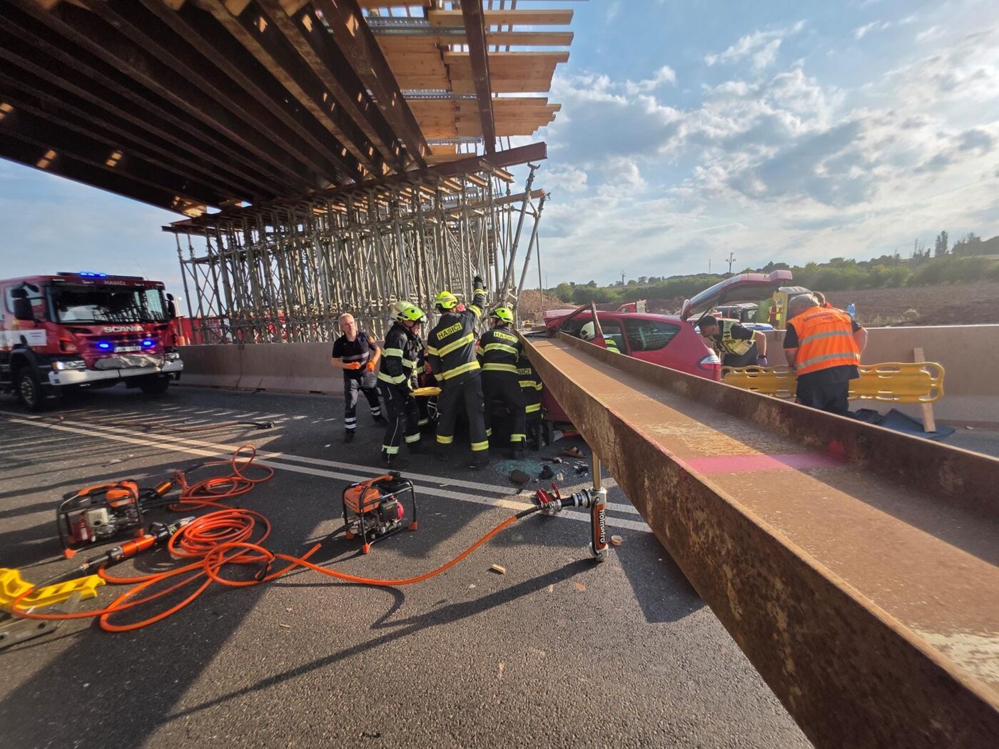V Třebízi se na auto zřítila traverza z mostu. Foto: HZS