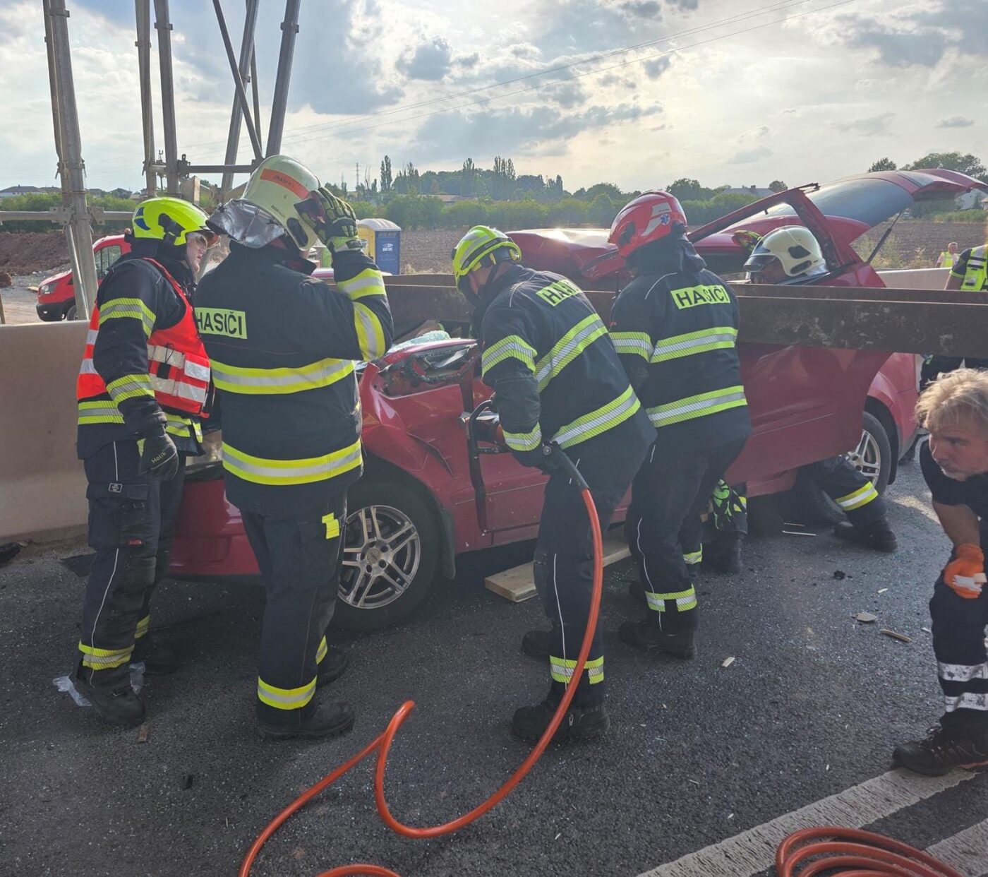V Třebízi se na auto zřítila traverza z mostu. Foto: HZS
