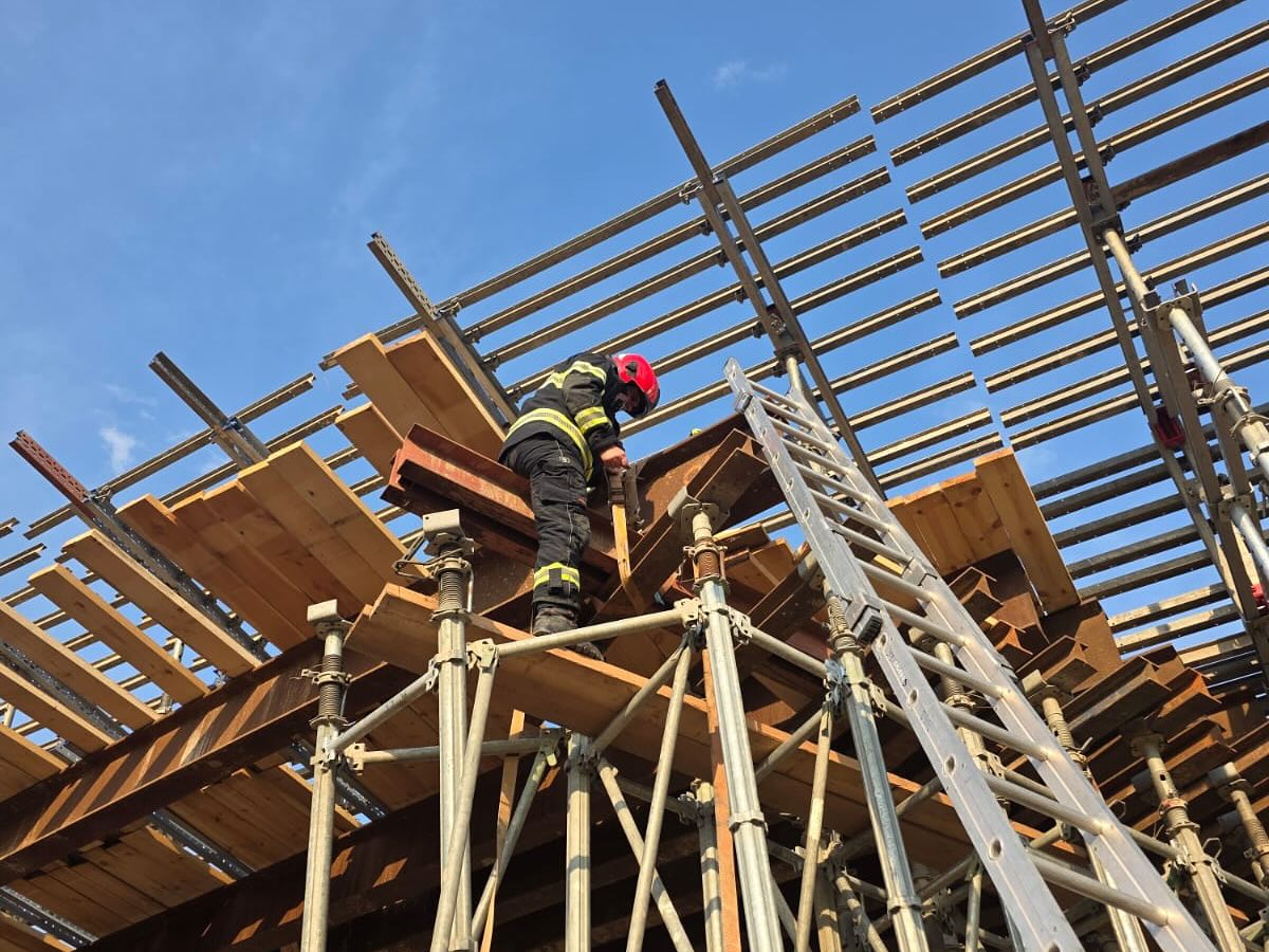 V Třebízi se na auto zřítila traverza z mostu. Foto: HZS