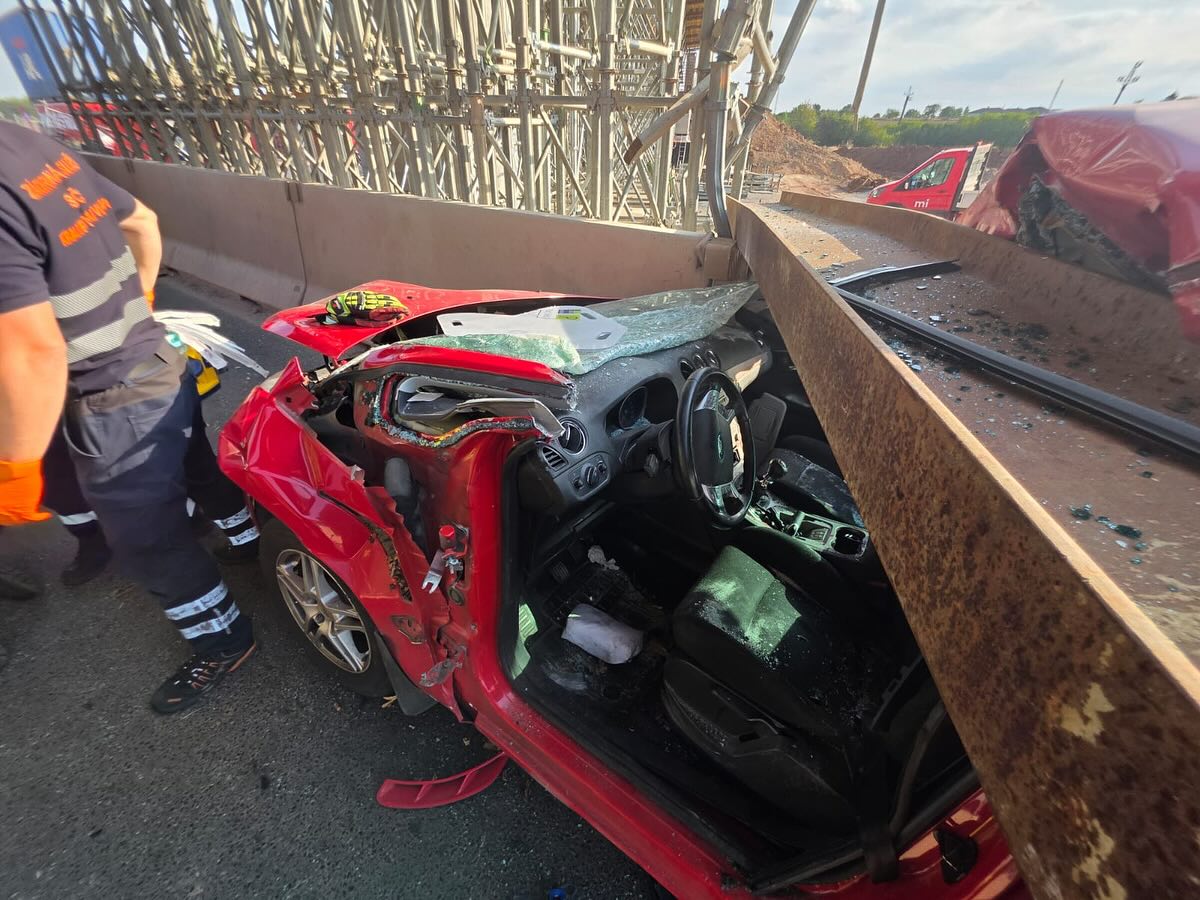 V Třebízi se na auto zřítila traverza z mostu. Foto: HZS