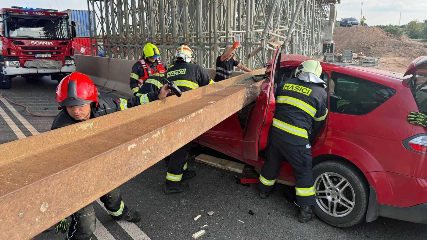 V Třebízi se na auto zřítila traverza z mostu. Foto: HZS