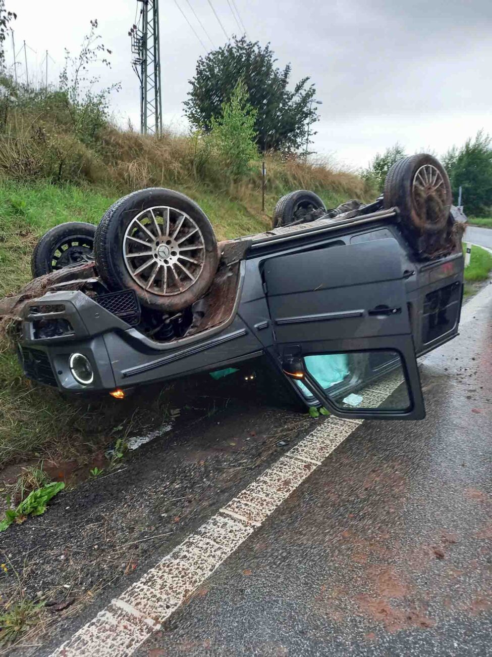 Nehoda mercedesu v Trutnově. Foto: HZS