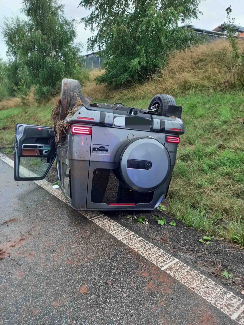 Nehoda mercedesu v Trutnově. Foto: HZS