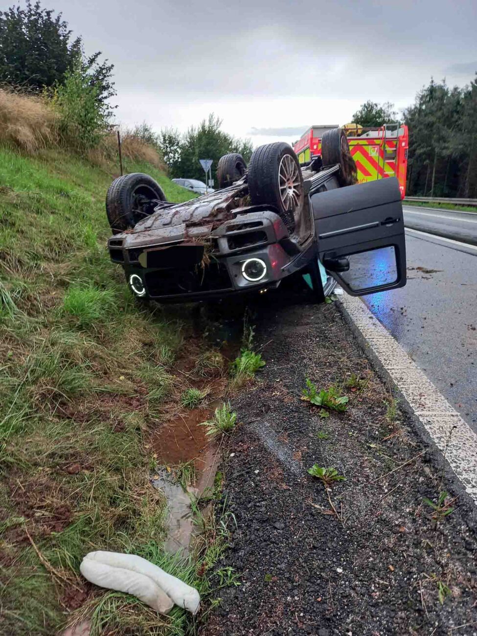 Nehoda mercedesu v Trutnově. Foto: HZS