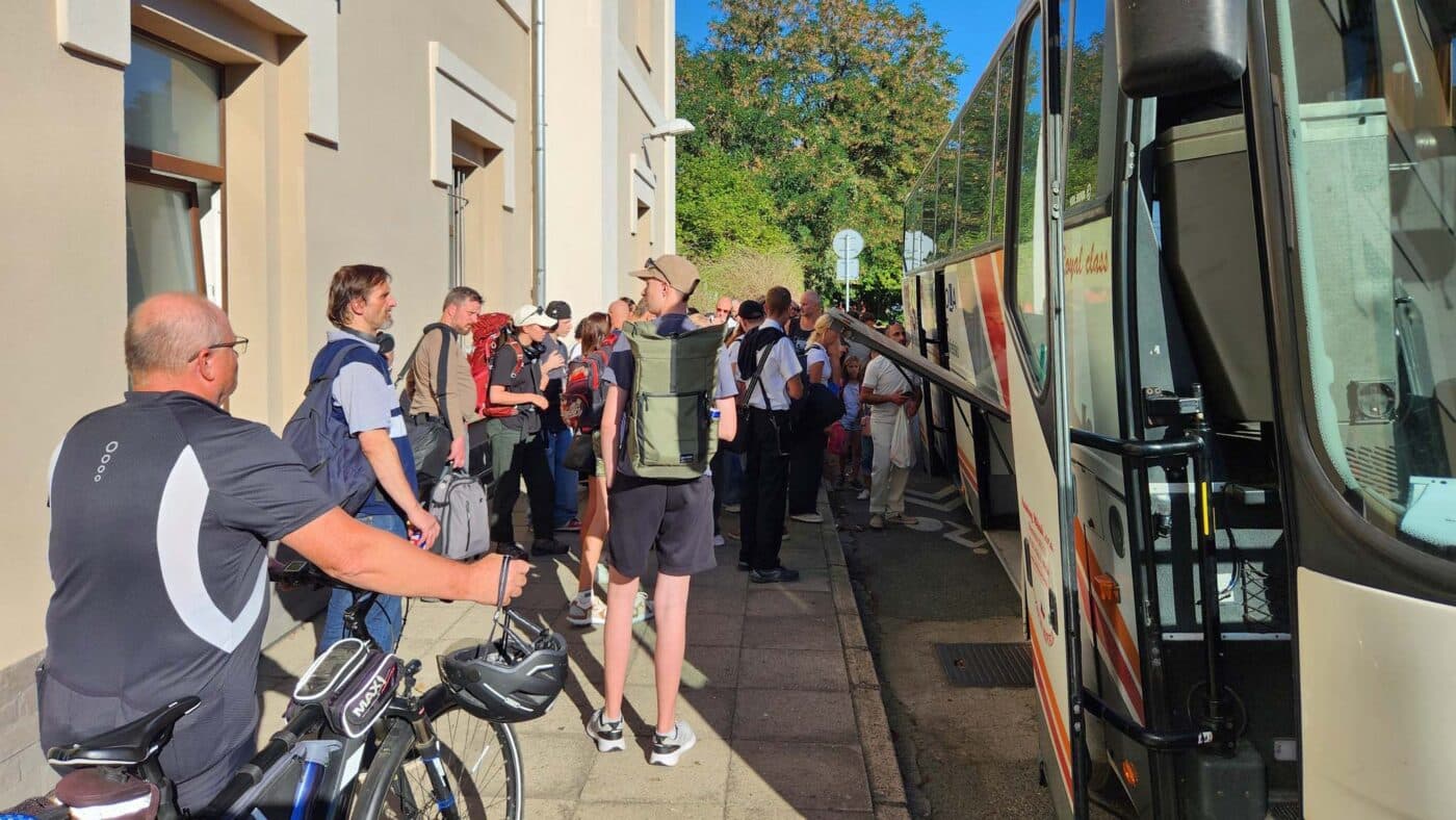 Cestující ve Všetatech museli místo vlaku autobusem. Zdroj: FB/Doprava Mělník a okolí