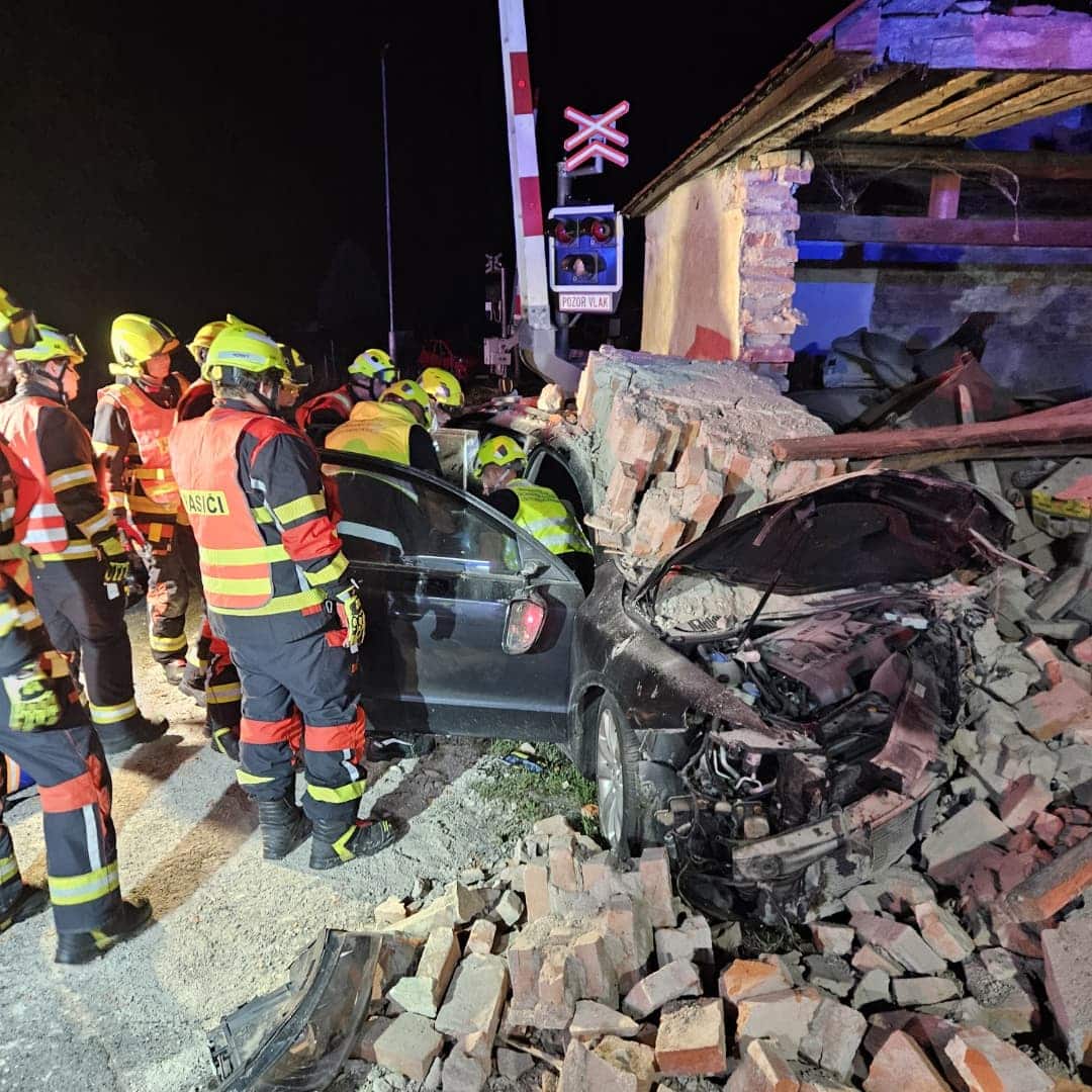 Řidič v Kytlicích - Mlýnech zbořil garáž. Foto: HZS