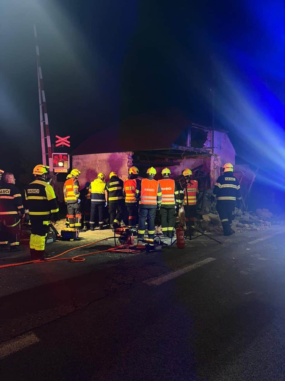 Řidič v Kytlicích - Mlýnech zbořil garáž. Foto: HZS