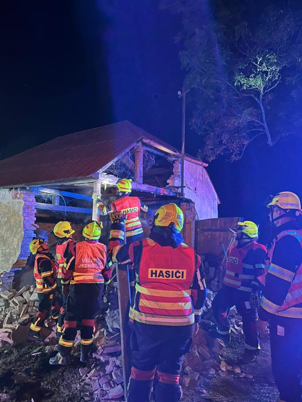 Řidič v Kytlicích - Mlýnech zbořil garáž. Foto: HZS