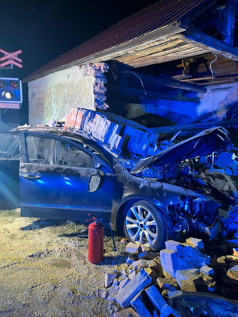 Řidič v Kytlicích - Mlýnech zbořil garáž. Foto: HZS