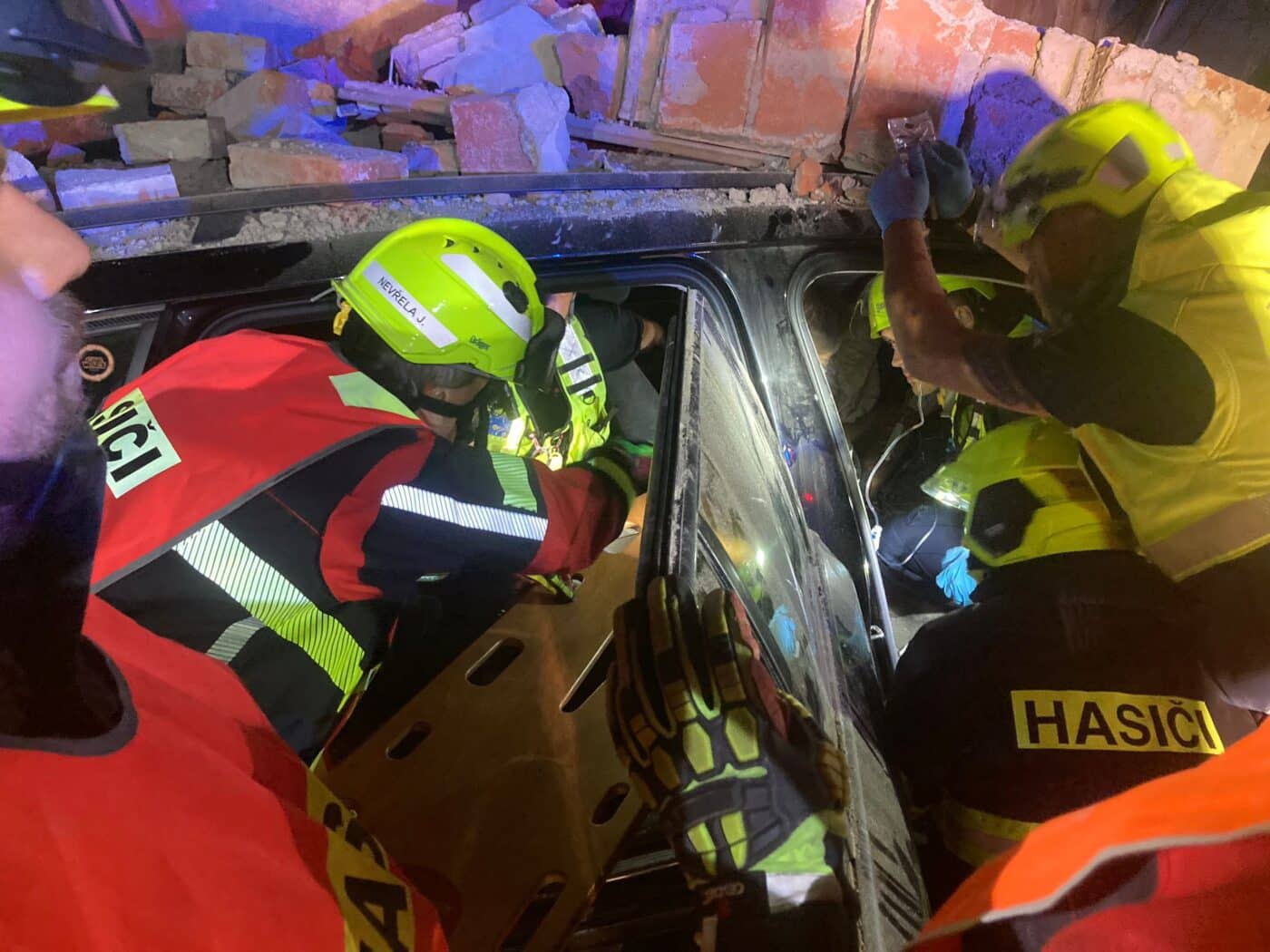 Řidič v Kytlicích - Mlýnech zbořil garáž. Foto: HZS