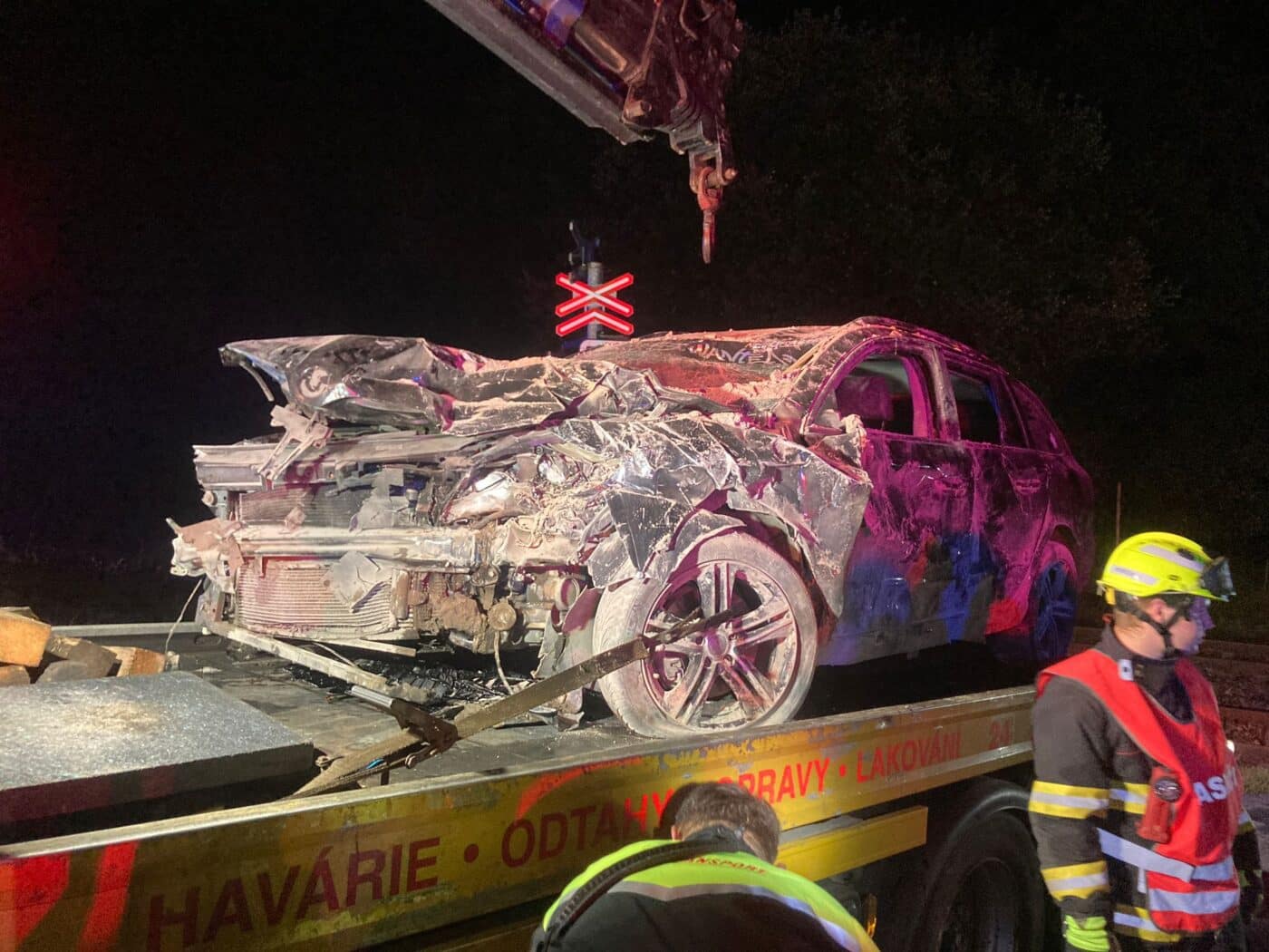 Řidič v Kytlicích - Mlýnech zbořil garáž. Foto: HZS