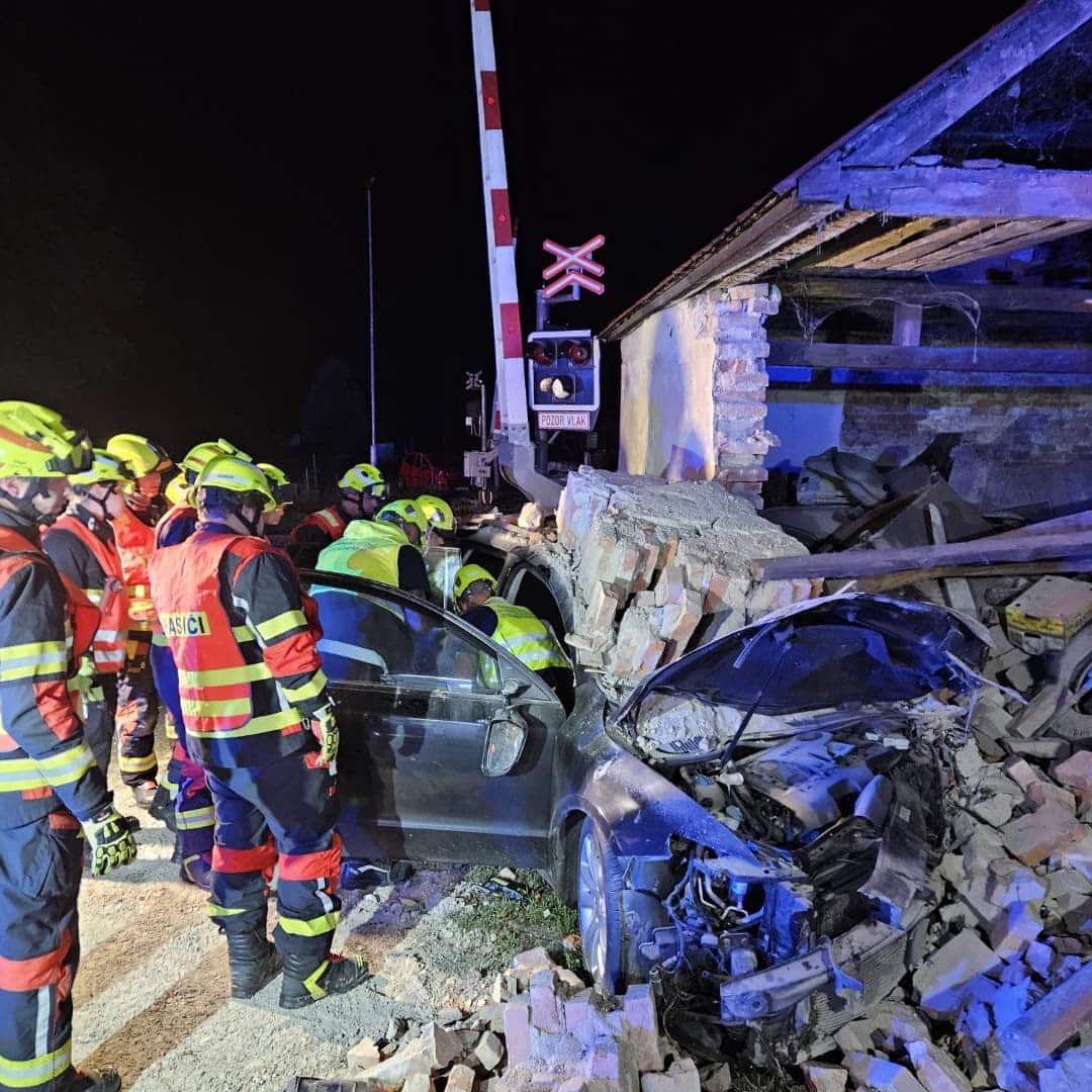 Řidič v Kytlicích - Mlýnech zbořil garáž. Foto: HZS