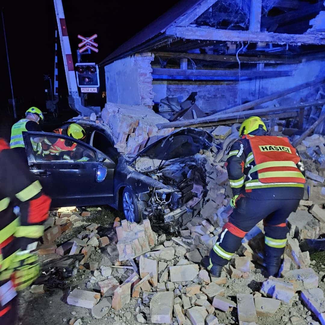 Řidič v Kytlicích - Mlýnech zbořil garáž. Foto: HZS
