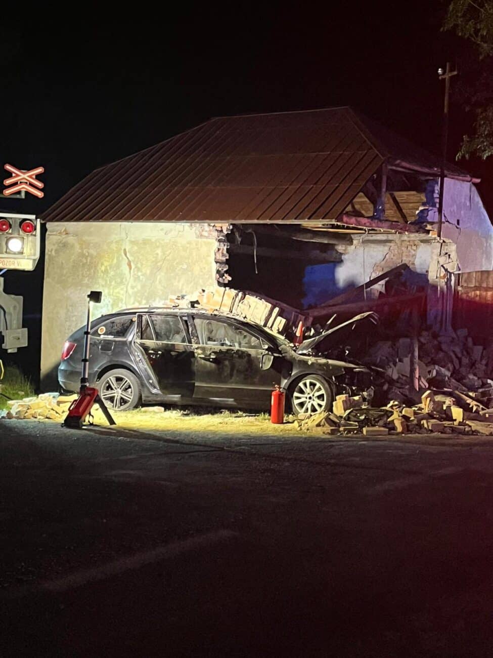 Řidič v Kytlicích - Mlýnech zbořil garáž. Foto: HZS