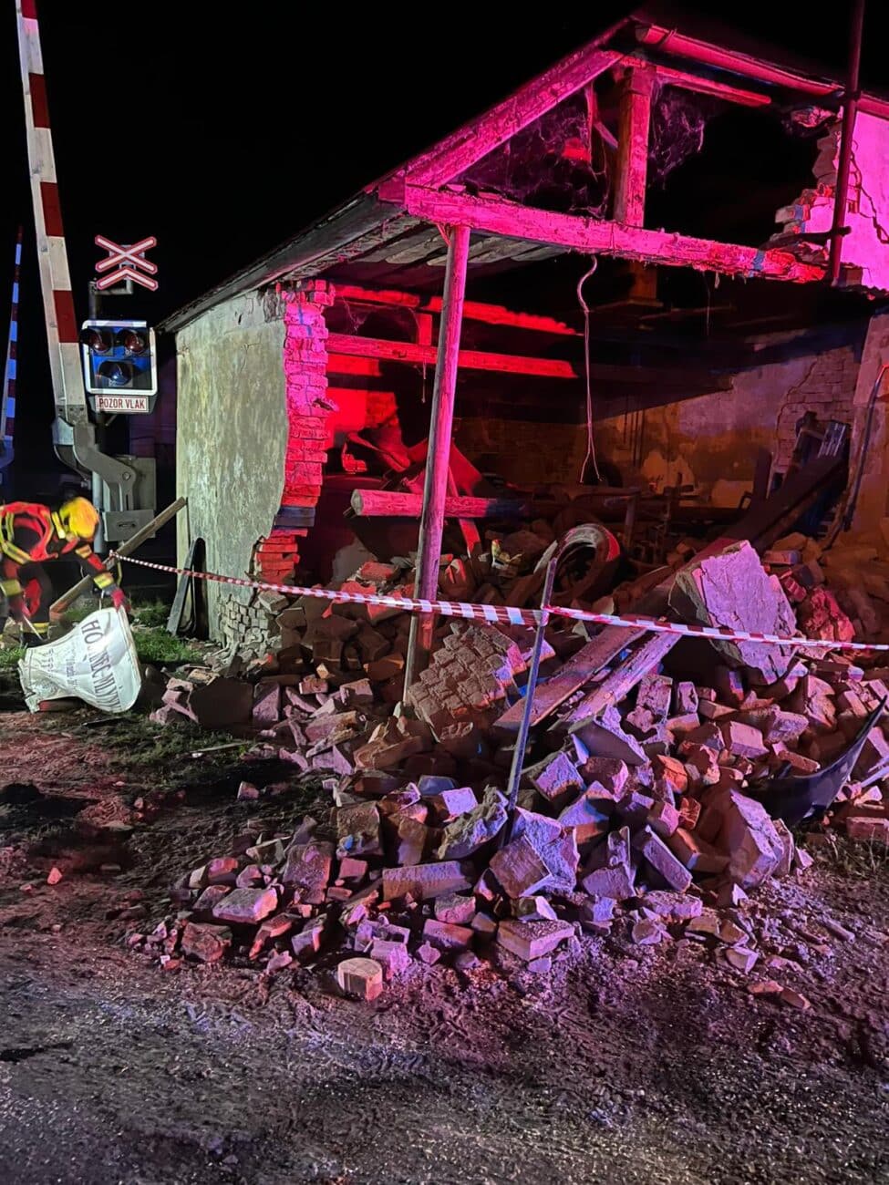 Řidič v Kytlicích - Mlýnech zbořil garáž. Foto: HZS