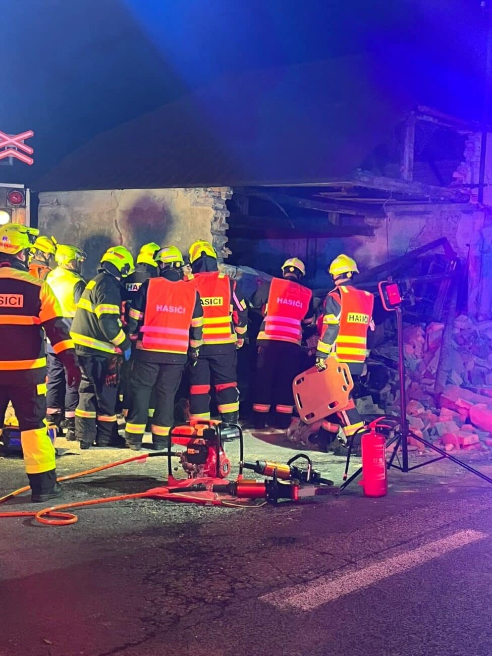 Řidič v Kytlicích - Mlýnech zbořil garáž. Foto: HZS