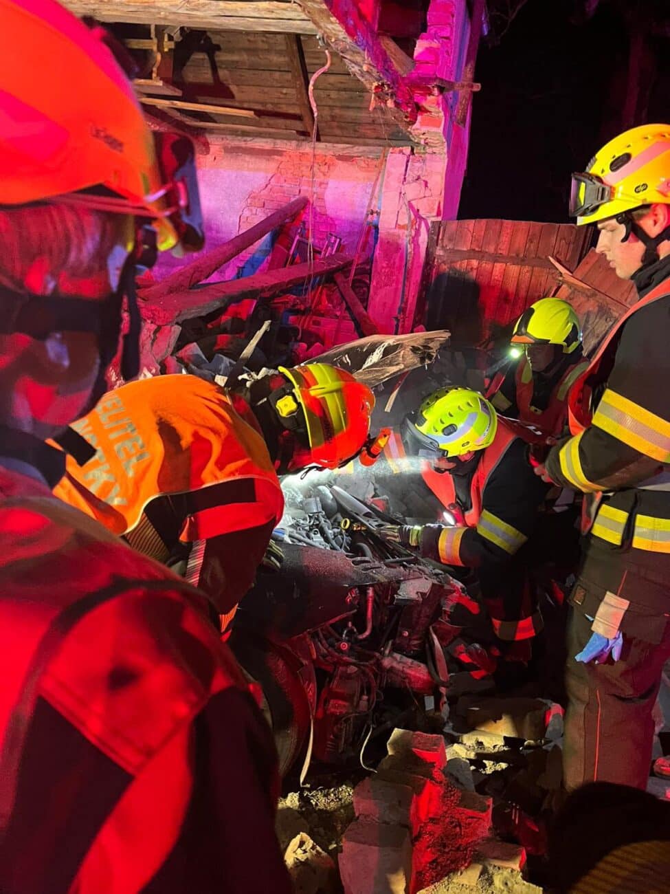 Řidič v Kytlicích - Mlýnech zbořil garáž. Foto: HZS